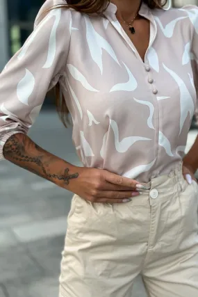 Blusa beige a stampa astratta bianca con scollo a V e bottoncini